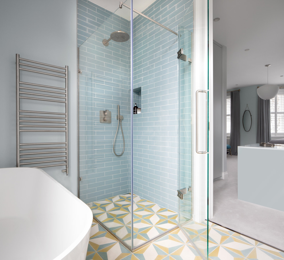 Diseño de cuarto de baño contemporáneo con baldosas y/o azulejos de porcelana y suelo de azulejos de cemento