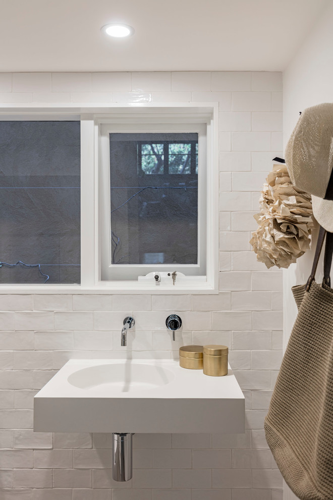 Foto de cuarto de baño contemporáneo pequeño con sanitario de una pieza, baldosas y/o azulejos blancos, baldosas y/o azulejos en mosaico, paredes blancas, suelo de mármol y lavabo suspendido