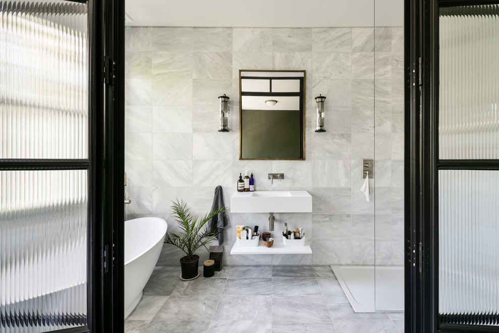 Пример оригинального дизайна: ванная комната в современном стиле с угловым душем, серой плиткой, подвесной раковиной, серым полом и открытым душем