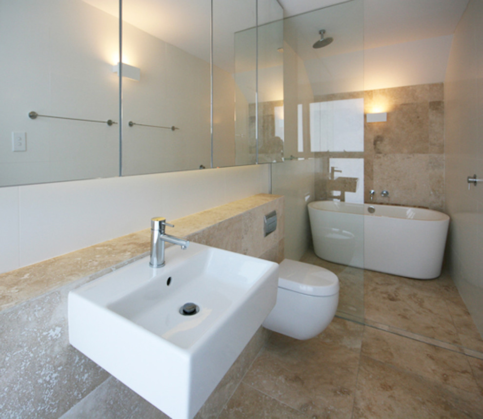 Idéer för funkis badrum, med ett väggmonterat handfat och en vägghängd toalettstol
