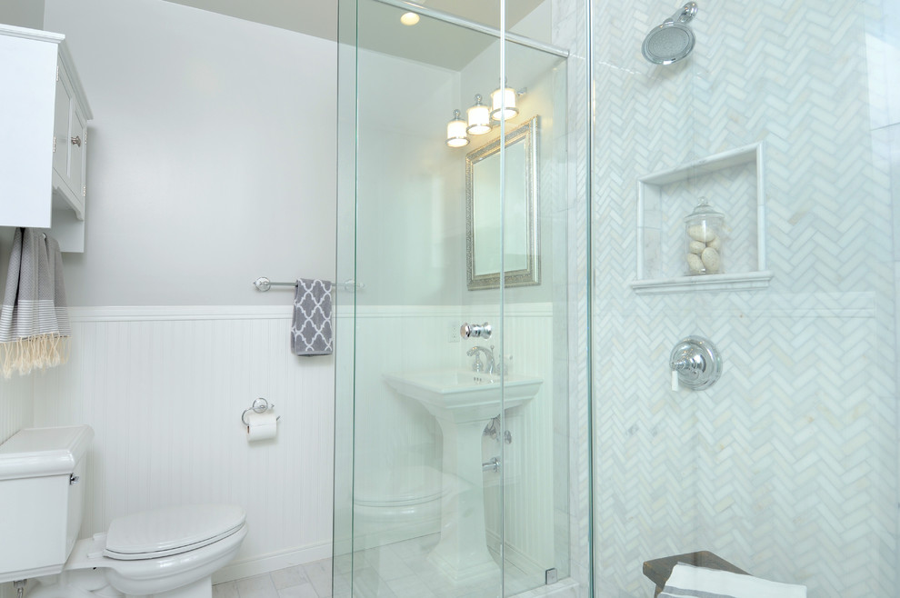 Imagen de cuarto de baño clásico con lavabo con pedestal y baldosas y/o azulejos de piedra