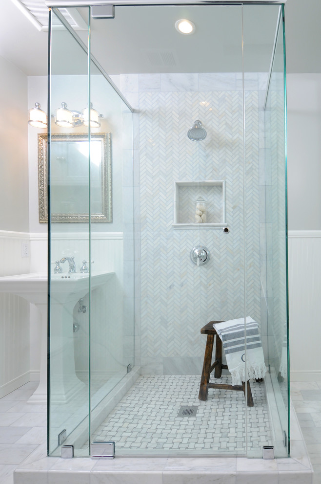 Foto de cuarto de baño tradicional con lavabo con pedestal y baldosas y/o azulejos de piedra