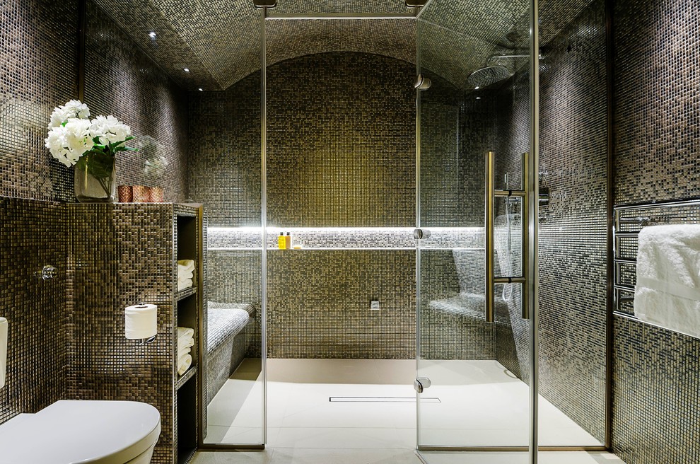 Imagen de cuarto de baño actual con hornacina y banco de ducha