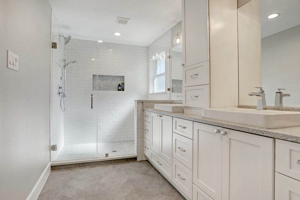 Exempel på ett mellanstort klassiskt flerfärgad flerfärgat en-suite badrum, med luckor med infälld panel, vita skåp, en toalettstol med hel cisternkåpa, vit kakel, tunnelbanekakel, grå väggar, betonggolv, ett fristående handfat, bänkskiva i kvartsit och grått golv