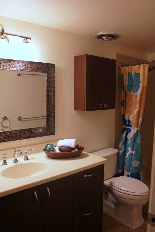 Kleines Modernes Badezimmer En Suite mit integriertem Waschbecken, flächenbündigen Schrankfronten, dunklen Holzschränken und Mineralwerkstoff-Waschtisch in Hawaii