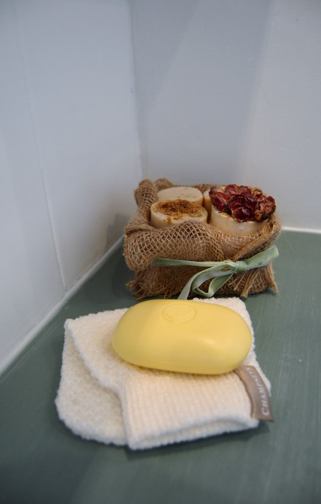 На фото: маленькая детская ванная комната в морском стиле с накладной ванной, душем над ванной, унитазом-моноблоком, керамической плиткой, синими стенами, полом из линолеума и накладной раковиной для на участке и в саду с