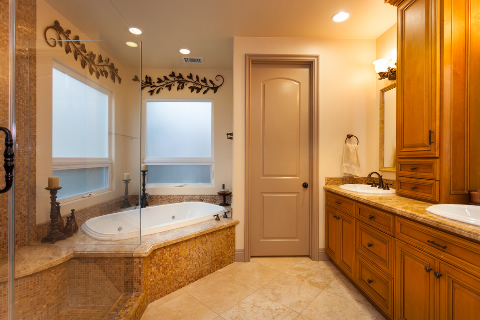 Imagen de cuarto de baño tradicional con baldosas y/o azulejos en mosaico y bañera encastrada