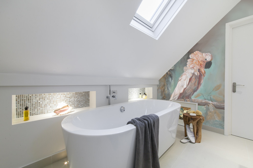 Стильный дизайн: маленькая главная, серо-белая ванная комната в современном стиле с плоскими фасадами, серыми фасадами, отдельно стоящей ванной, душем без бортиков, инсталляцией, серой плиткой, керамогранитной плиткой, белыми стенами, полом из керамогранита, подвесной раковиной, столешницей из кварцита, серым полом, душем с распашными дверями, белой столешницей, нишей, тумбой под одну раковину, подвесной тумбой и сводчатым потолком для на участке и в саду - последний тренд