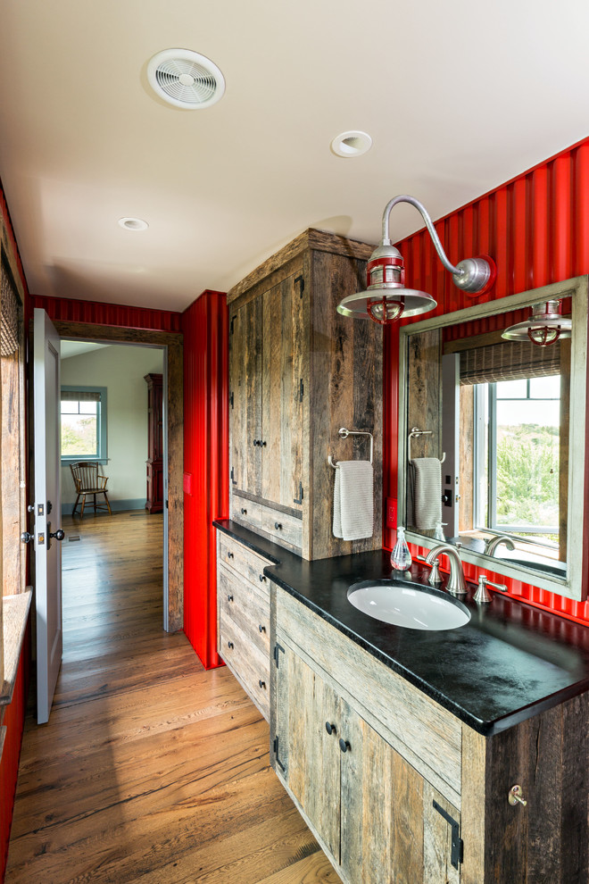 Idee per una stanza da bagno stile rurale con ante in legno scuro, pareti rosse, pavimento in legno massello medio e lavabo sottopiano