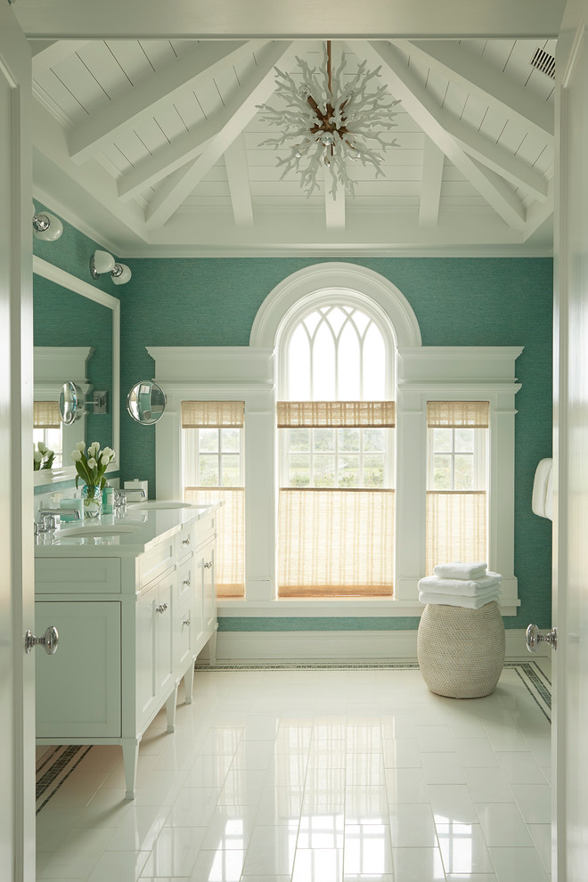 Пример оригинального дизайна: большая главная ванная комната в морском стиле с фасадами в стиле шейкер, белыми фасадами, белой плиткой, керамогранитной плиткой, синими стенами, полом из керамогранита, врезной раковиной и столешницей из кварцита