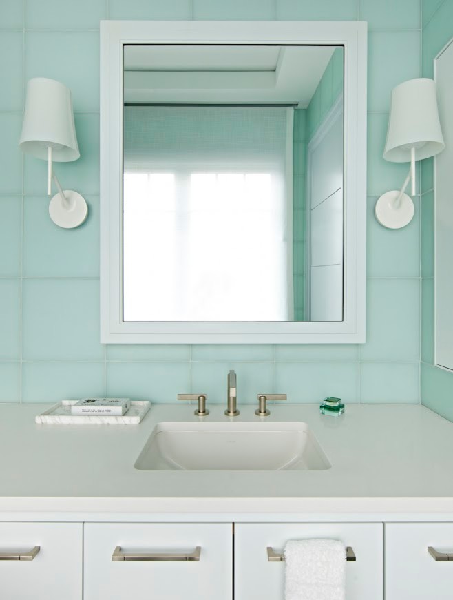 На фото: маленькая ванная комната в морском стиле с плоскими фасадами, белыми фасадами, синей плиткой, стеклянной плиткой, синими стенами, душевой кабиной, врезной раковиной, столешницей из искусственного кварца и белой столешницей для на участке и в саду