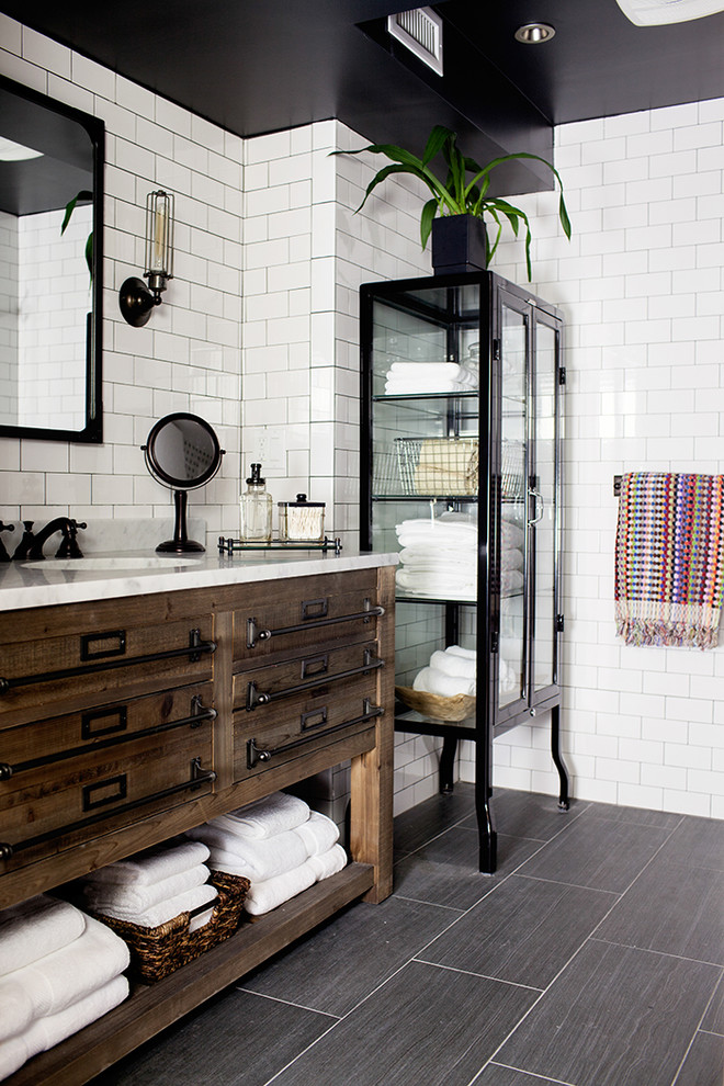 Immagine di una stanza da bagno tradizionale con pavimento con piastrelle in ceramica, lavabo sottopiano, top in marmo, piastrelle bianche, piastrelle diamantate, pareti nere e ante lisce