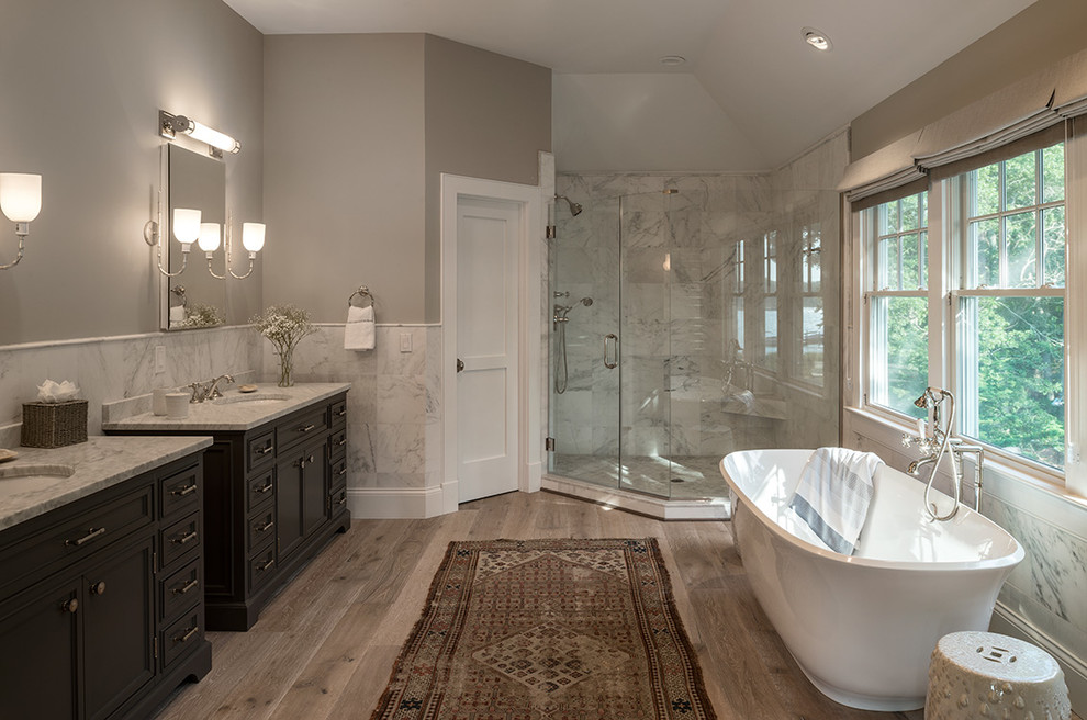 Источник вдохновения для домашнего уюта: главная ванная комната в морском стиле с отдельно стоящей ванной, угловым душем, серыми стенами, светлым паркетным полом и мраморной столешницей