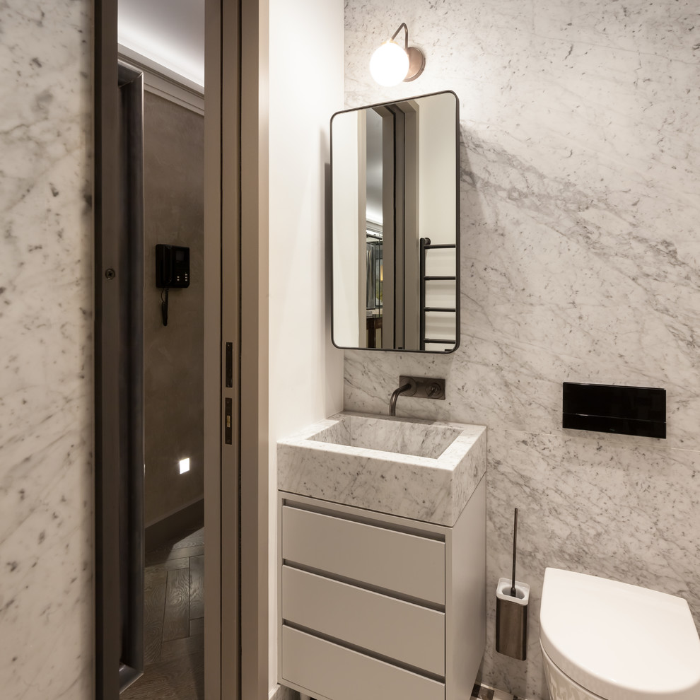Пример оригинального дизайна: главная ванная комната среднего размера в современном стиле с плоскими фасадами, белыми фасадами, накладной ванной, душем без бортиков, унитазом-моноблоком, разноцветной плиткой, мраморной плиткой, белыми стенами, светлым паркетным полом, накладной раковиной, мраморной столешницей, коричневым полом и открытым душем