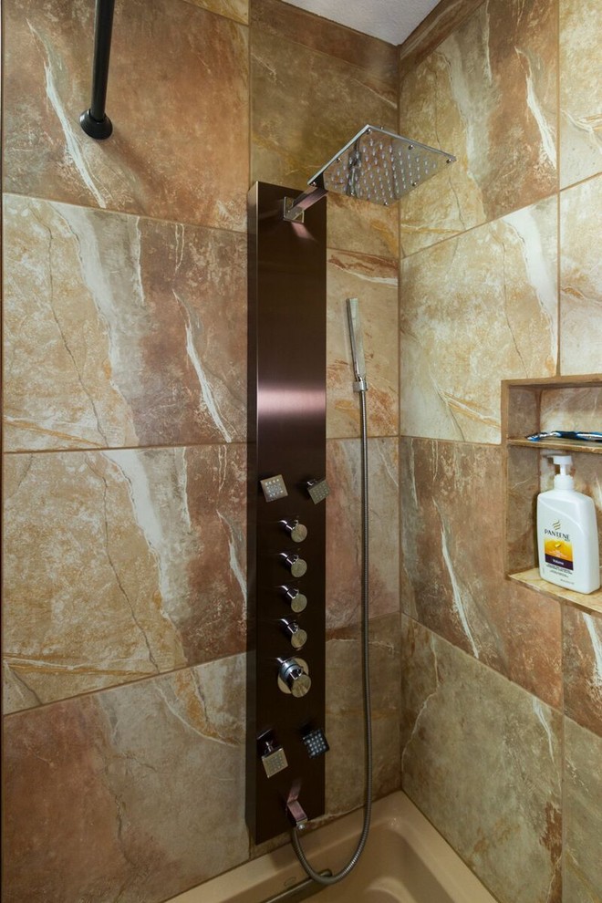 Exempel på ett modernt badrum med dusch, med släta luckor, skåp i mellenmörkt trä, gula väggar, klinkergolv i keramik, ett fristående handfat och granitbänkskiva