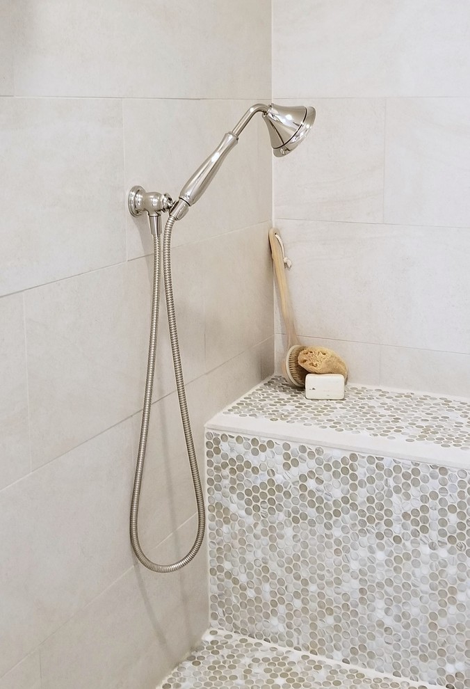 Idéer för att renovera ett mellanstort lantligt grå grått en-suite badrum, med möbel-liknande, skåp i slitet trä, ett fristående badkar, en öppen dusch, en toalettstol med hel cisternkåpa, beige kakel, porslinskakel, vita väggar, tegelgolv, ett undermonterad handfat, bänkskiva i täljsten, flerfärgat golv och med dusch som är öppen