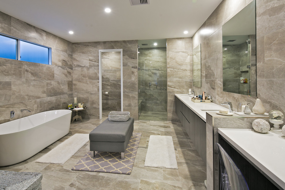 Immagine di un'ampia stanza da bagno padronale design con vasca freestanding, lavabo sottopiano e porta doccia a battente