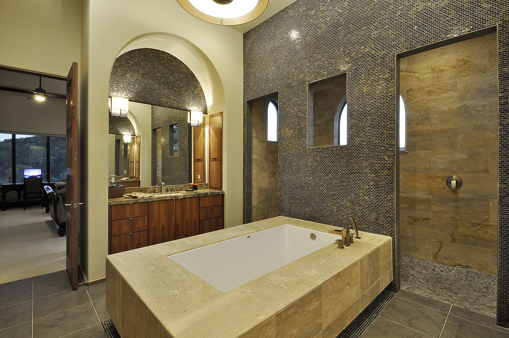 Foto di una stanza da bagno mediterranea con piastrelle a mosaico
