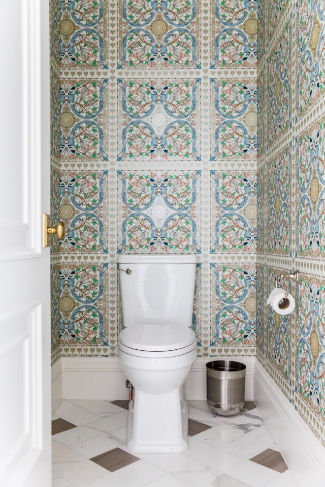 Idee per un grande bagno di servizio classico con consolle stile comò, ante blu, WC a due pezzi, pareti rosa, lavabo sottopiano, top in marmo e top bianco