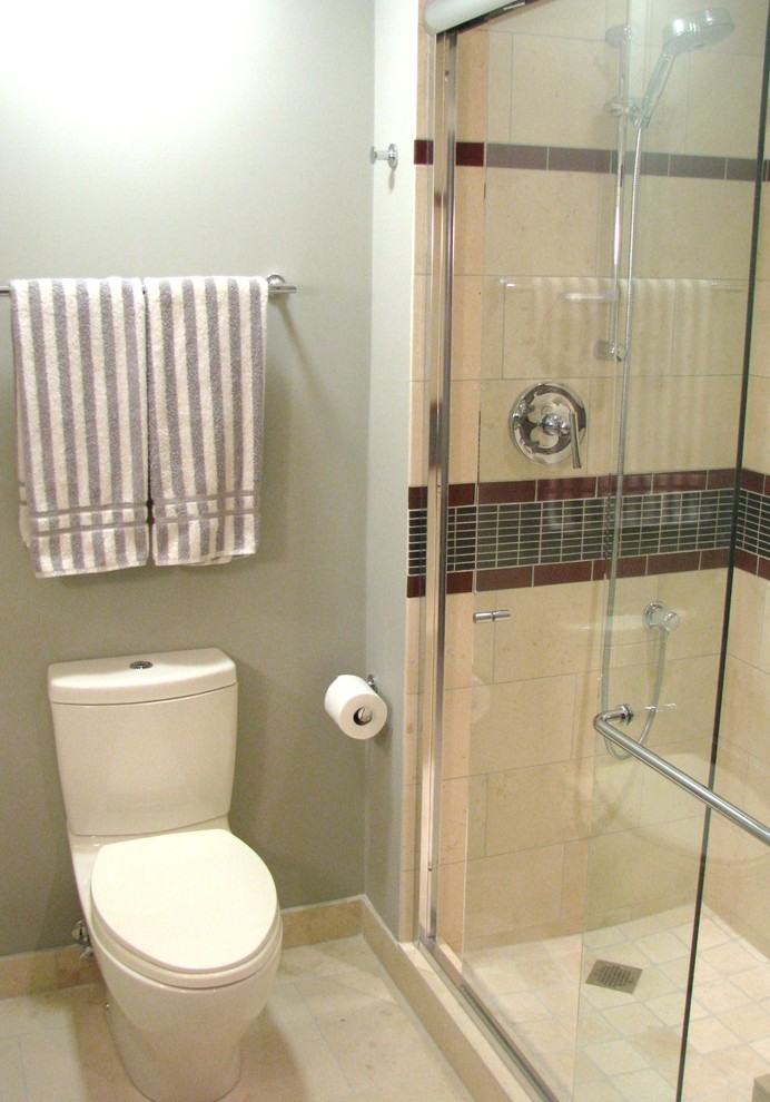 Modern inredning av ett litet badrum, med ett undermonterad handfat, skåp i shakerstil, vita skåp, granitbänkskiva, en dusch i en alkov, beige kakel, stenkakel, grå väggar och kalkstensgolv