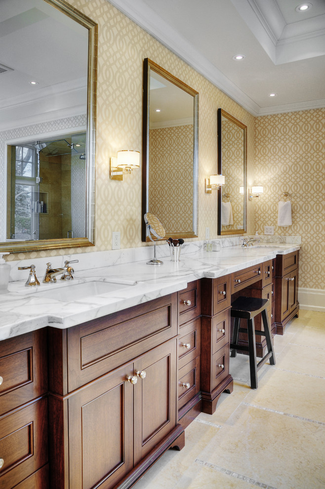 Exempel på ett stort klassiskt en-suite badrum, med luckor med infälld panel, skåp i mellenmörkt trä och marmorbänkskiva