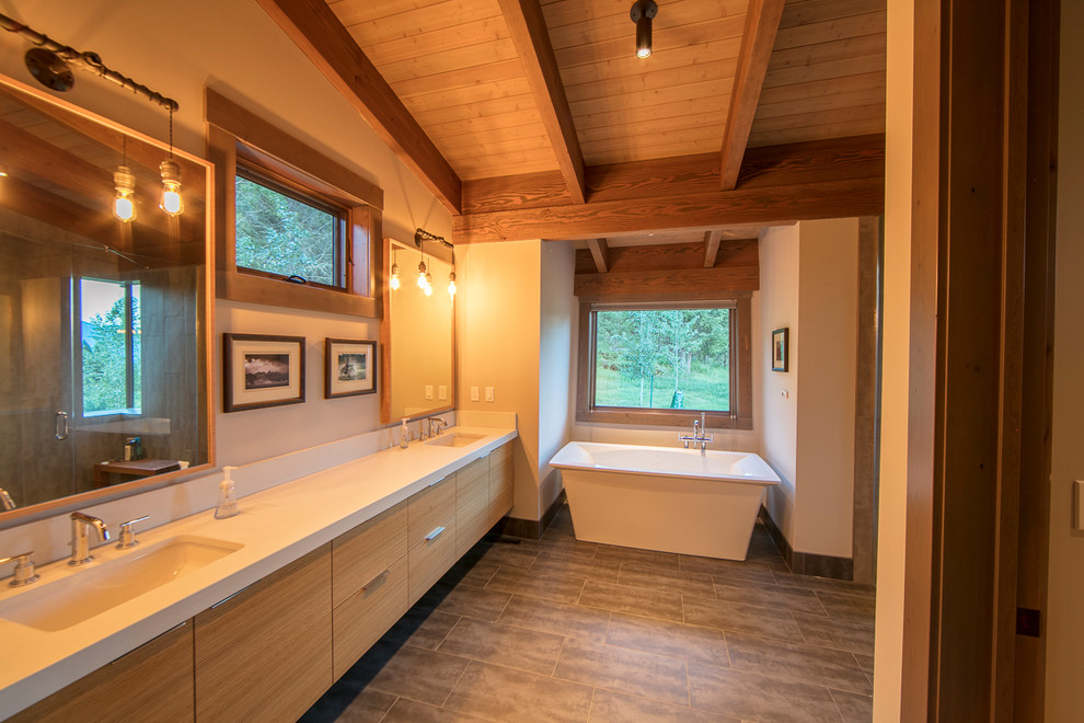 Пример оригинального дизайна: главная ванная комната среднего размера в современном стиле с плоскими фасадами, светлыми деревянными фасадами, отдельно стоящей ванной, душем без бортиков, раздельным унитазом, керамической плиткой, бежевыми стенами, полом из керамической плитки, врезной раковиной, столешницей из бетона, коричневым полом и душем с распашными дверями