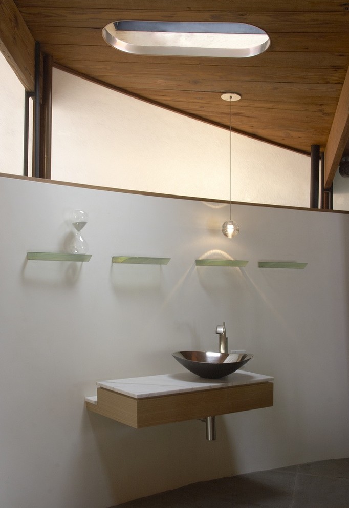 Immagine di una stanza da bagno minimal con lavabo a bacinella
