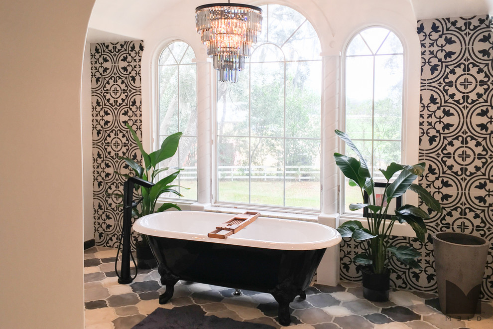 Mediterranes Badezimmer mit Löwenfuß-Badewanne, weißen Fliesen, Mosaikfliesen, Mosaik-Bodenfliesen und Marmor-Waschbecken/Waschtisch in Salt Lake City