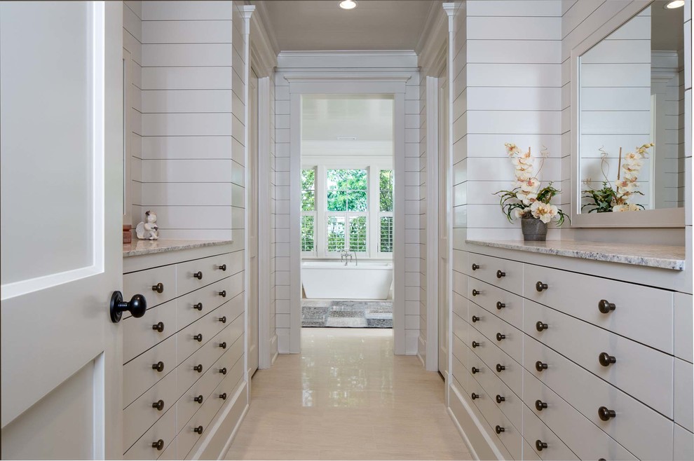 Aménagement d'une grande salle de bain principale campagne avec un placard à porte plane, des portes de placard blanches, un mur blanc, un sol en carrelage de porcelaine, un lavabo encastré, un plan de toilette en marbre et un sol gris.