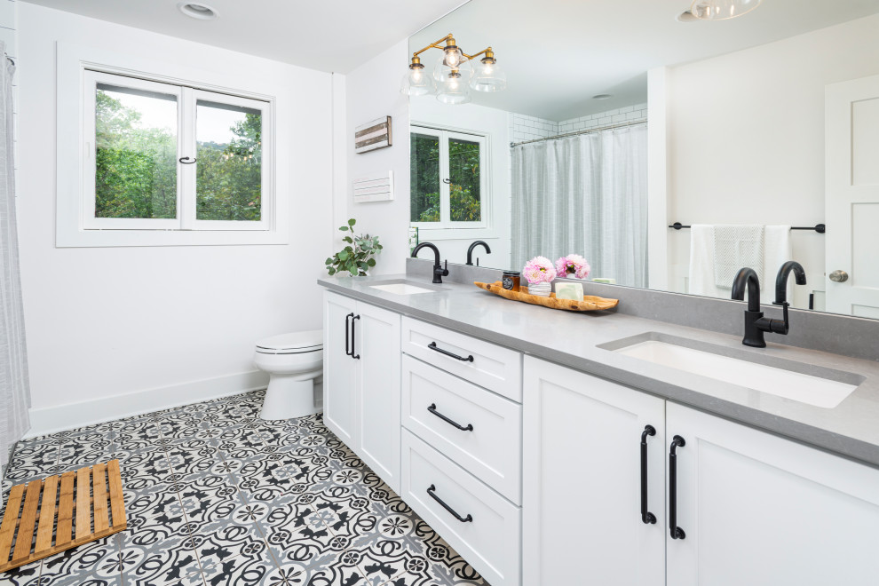 Foto di una stanza da bagno chic con ante in stile shaker, ante bianche, pareti bianche, lavabo sottopiano, pavimento multicolore, top grigio e due lavabi