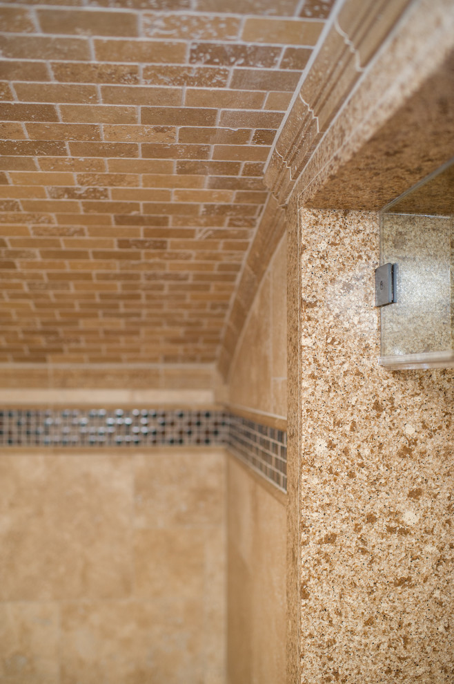 Inspiration för mycket stora moderna en-suite badrum, med våtrum, beige kakel, kakelplattor, beige väggar och kalkstensgolv