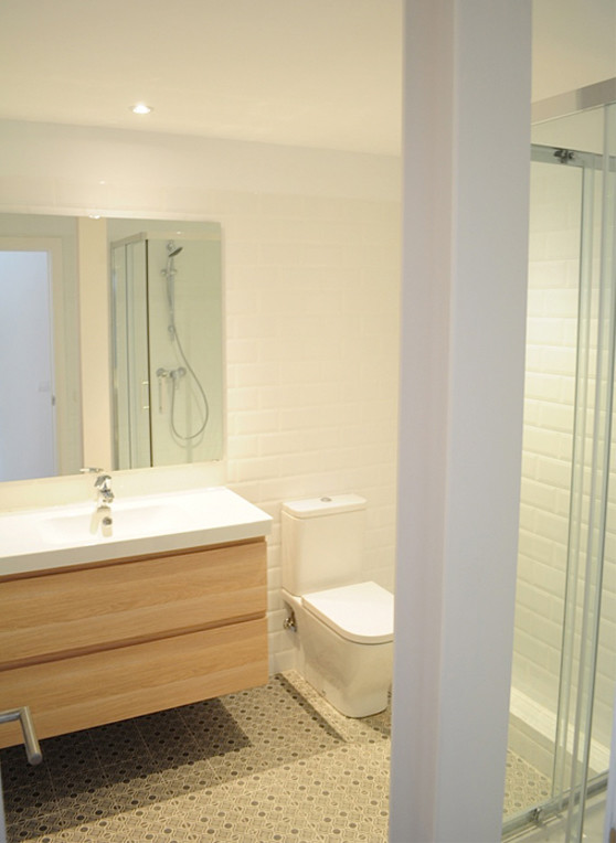 Foto de cuarto de baño clásico renovado pequeño con armarios con paneles lisos, puertas de armario de madera oscura, ducha esquinera, sanitario de dos piezas, aseo y ducha, lavabo integrado y espejo con luz