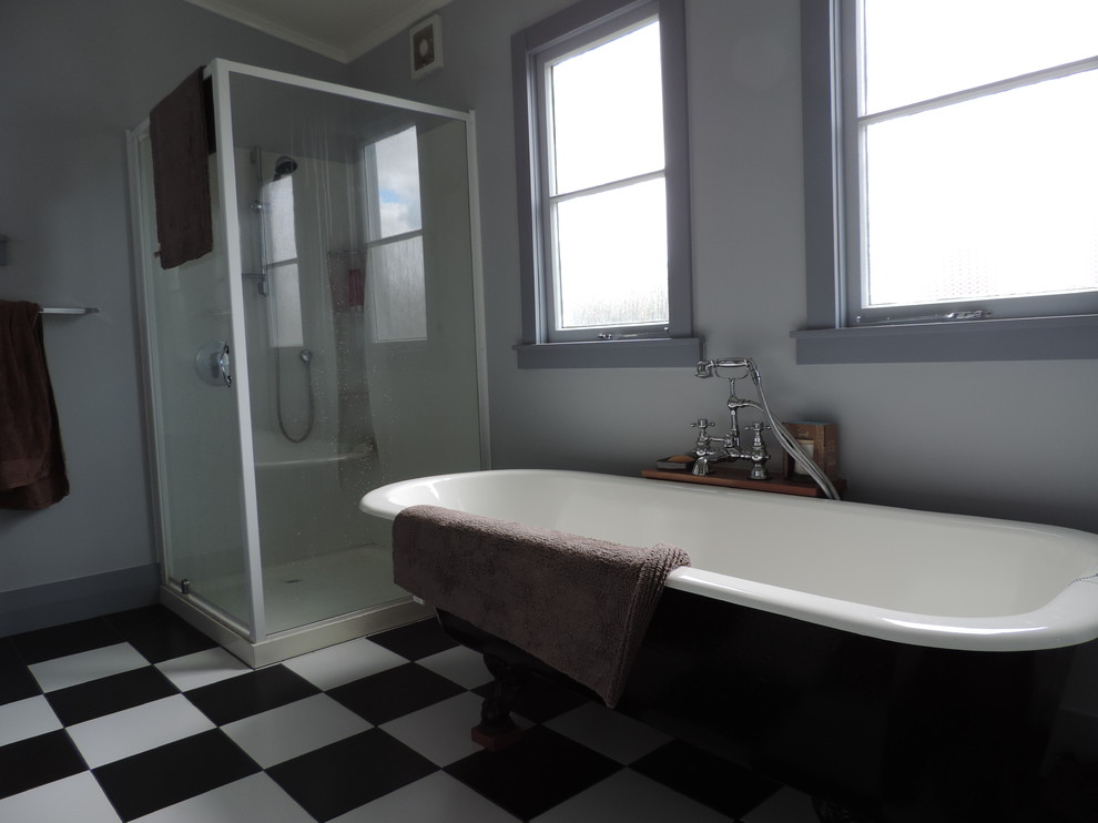 Kleines Eklektisches Badezimmer En Suite mit Löwenfuß-Badewanne, Eckdusche, schwarz-weißen Fliesen, Keramikfliesen, blauer Wandfarbe und Keramikboden in Hamilton