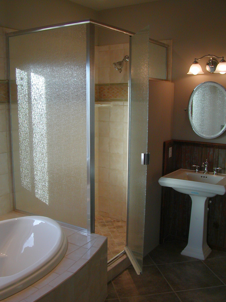 Cette photo montre une salle de bain principale sud-ouest américain de taille moyenne avec un mur beige et un sol en carrelage de porcelaine.