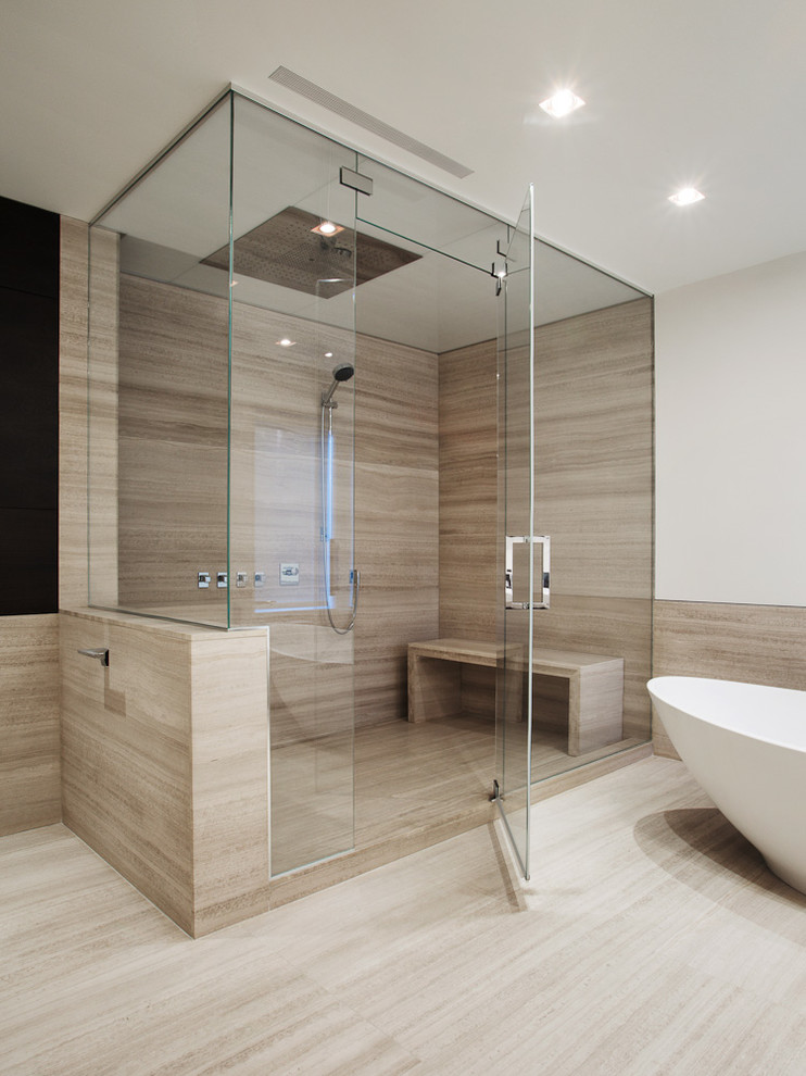 Exempel på ett stort modernt en-suite badrum, med ett fristående badkar, en hörndusch, beige kakel, vita väggar, beiget golv, dusch med gångjärnsdörr och laminatgolv
