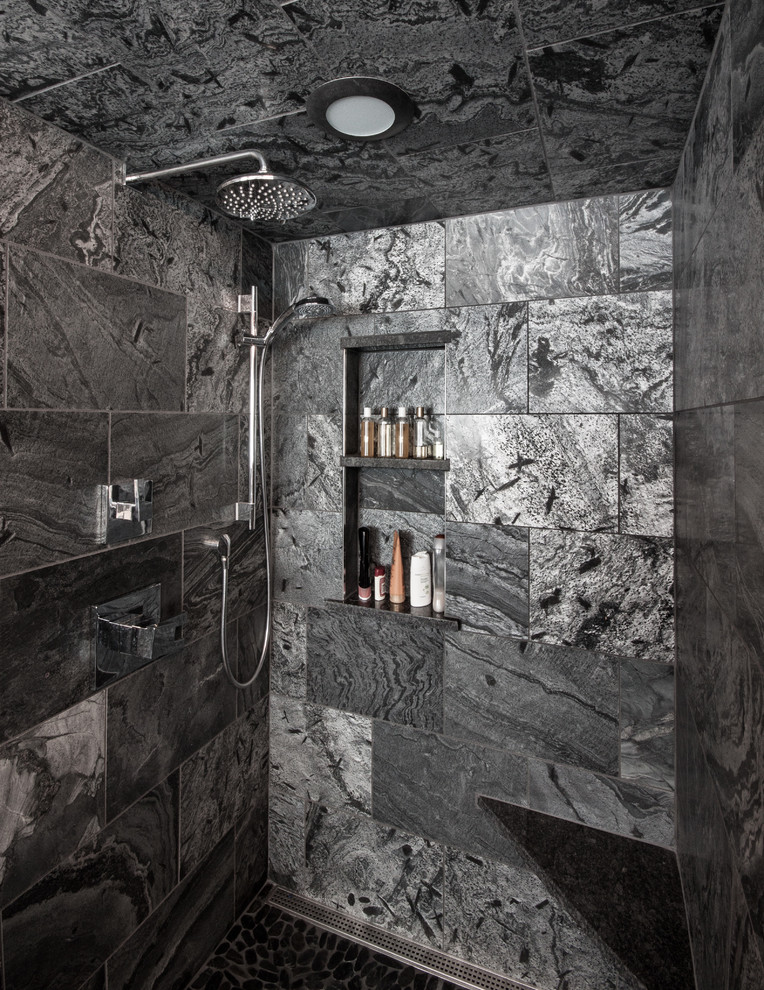Ispirazione per una grande stanza da bagno minimalista con doccia a filo pavimento, piastrelle grigie, piastrelle di marmo, pareti grigie, pavimento con piastrelle di ciottoli, pavimento nero e porta doccia a battente