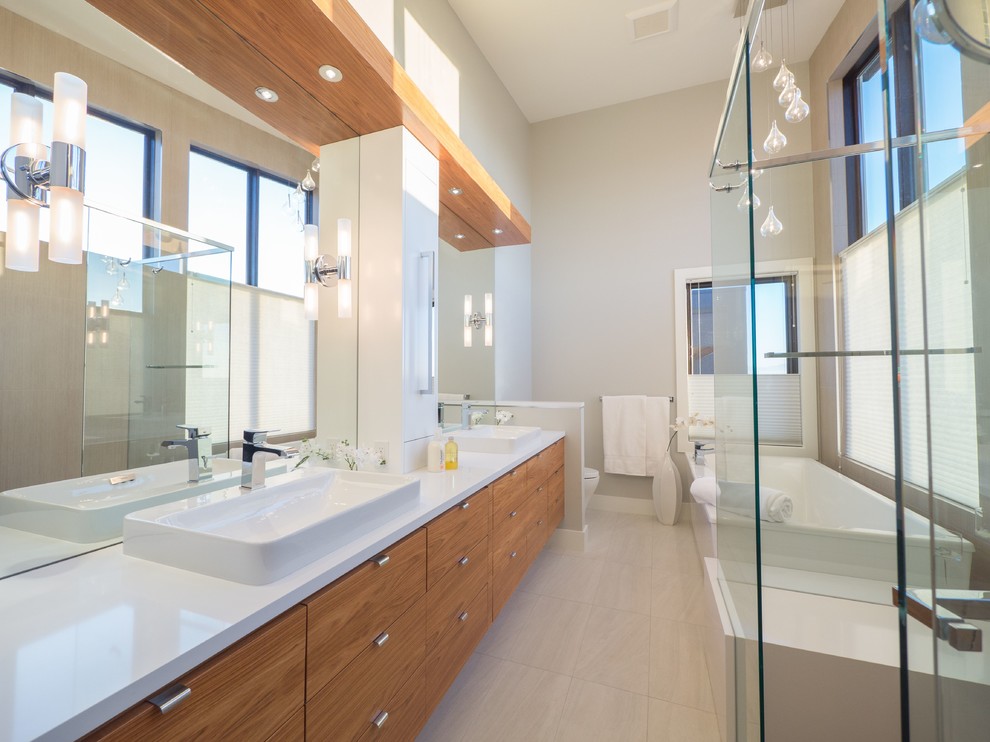 Aménagement d'une salle de bain contemporaine en bois brun avec une vasque, un placard à porte plane, une baignoire indépendante, un carrelage beige, un plan de toilette en quartz, une douche d'angle et des carreaux de porcelaine.
