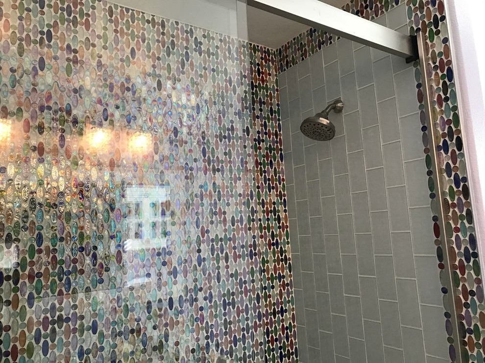 Foto på ett stort eklektiskt en-suite badrum, med ett badkar i en alkov, en dusch/badkar-kombination, flerfärgad kakel och glaskakel