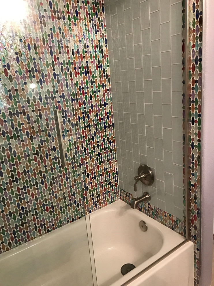 Foto di una grande stanza da bagno padronale boho chic con vasca ad alcova, vasca/doccia, piastrelle multicolore e piastrelle di vetro