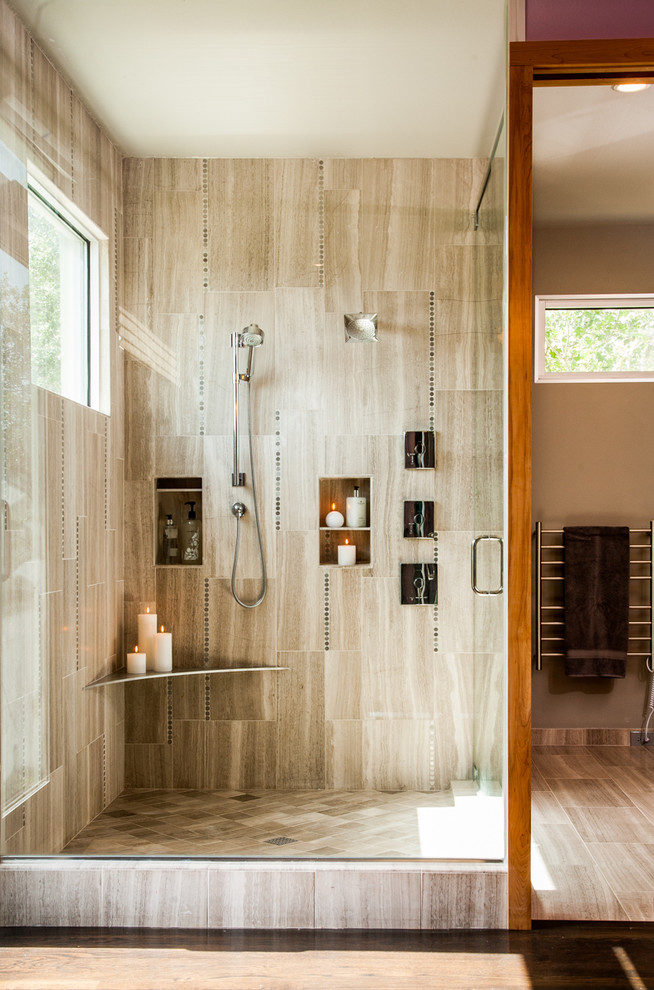 Idée de décoration pour une salle de bain design avec une douche ouverte, aucune cabine et une fenêtre.