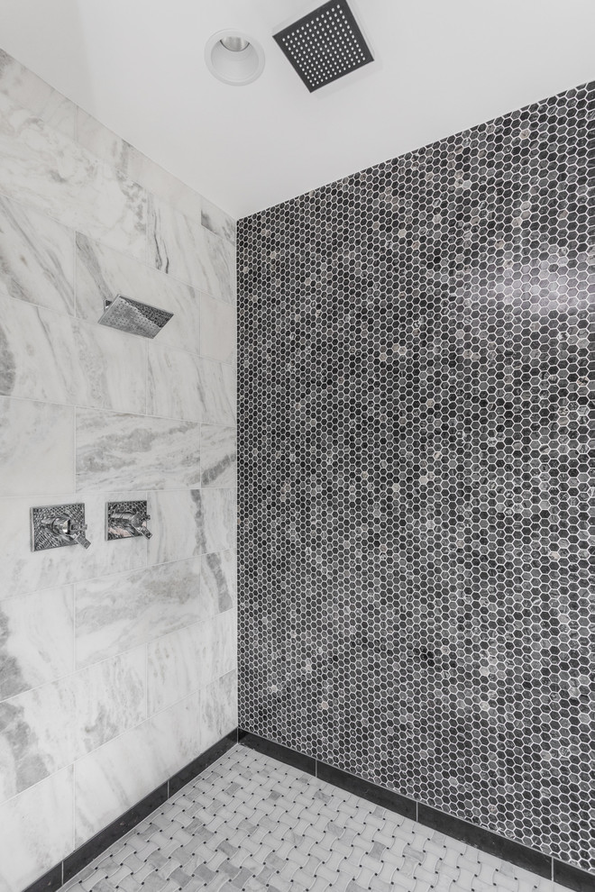 Idee per una grande stanza da bagno padronale moderna con doccia alcova, pareti multicolore, pavimento con piastrelle a mosaico, pavimento bianco e porta doccia a battente