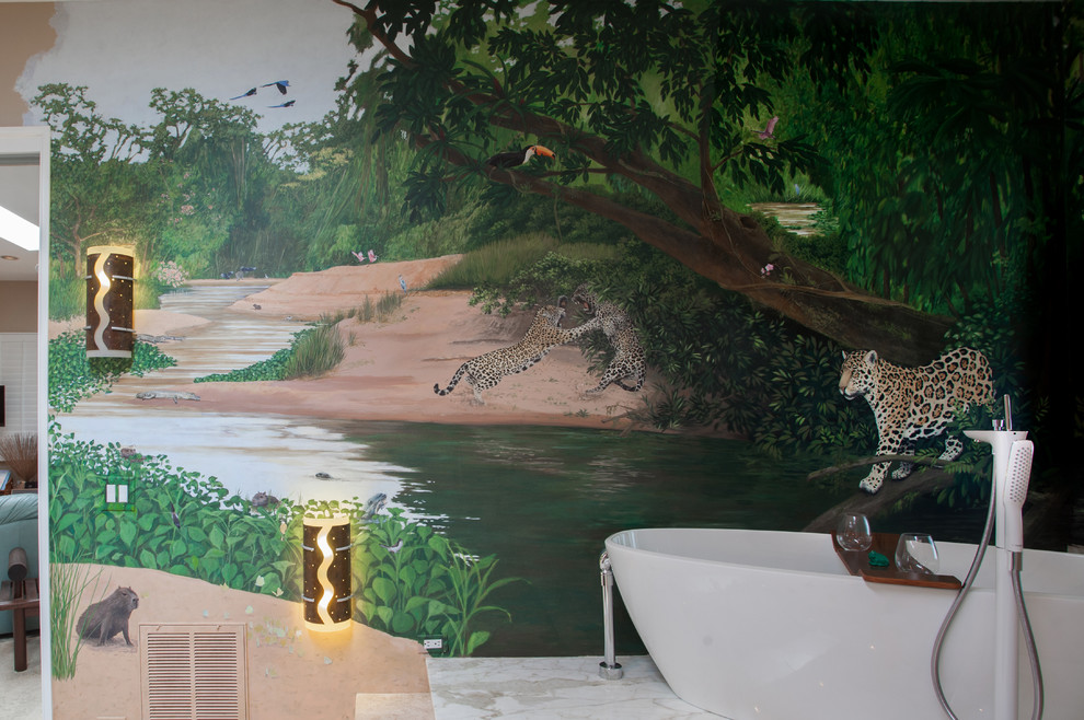 Immagine di una grande stanza da bagno padronale tropicale
