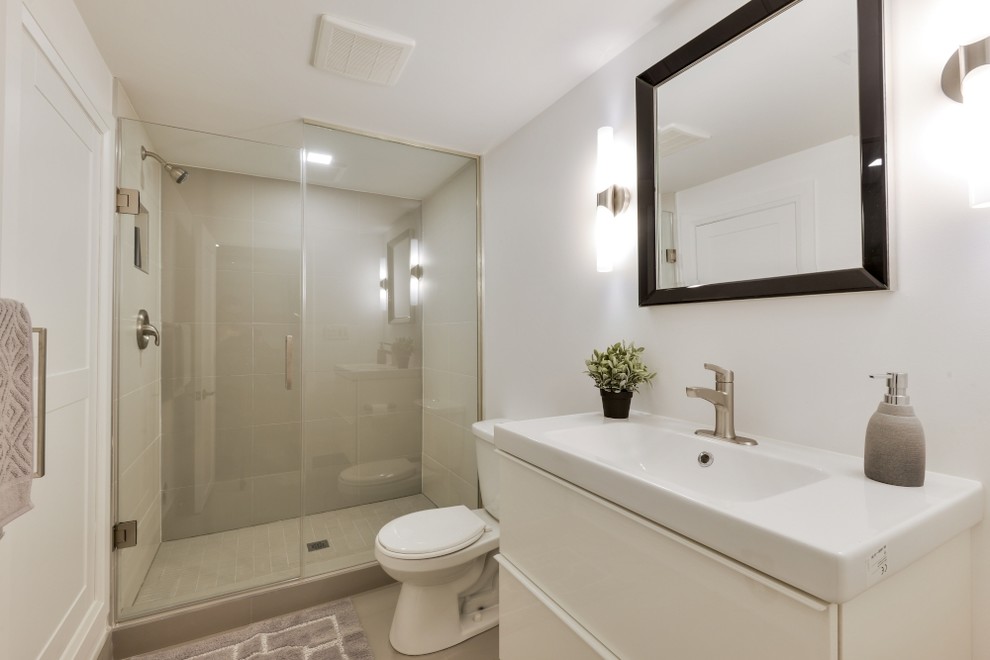 Источник вдохновения для домашнего уюта: большая ванная комната в современном стиле с белыми стенами, полом из ламината и коричневым полом