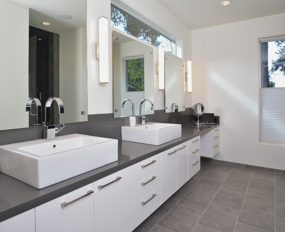 Стильный дизайн: серо-белая ванная комната в стиле модернизм с настольной раковиной - последний тренд