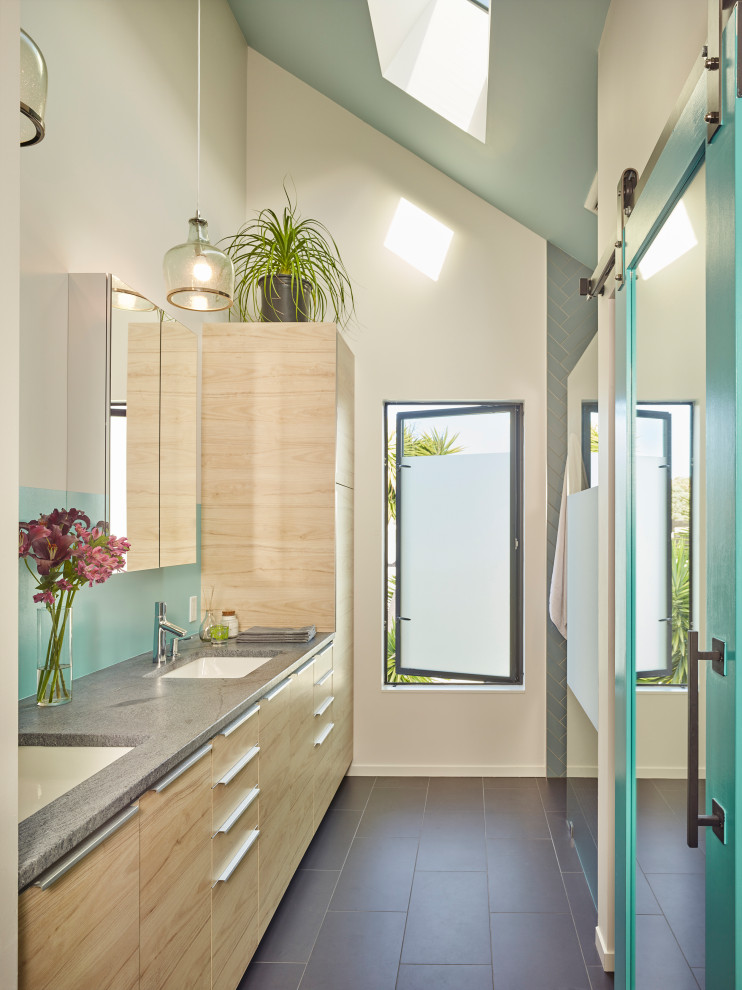 Diseño de cuarto de baño doble, flotante y abovedado contemporáneo con armarios con paneles lisos, puertas de armario beige, paredes blancas, lavabo bajoencimera, suelo gris y encimeras grises