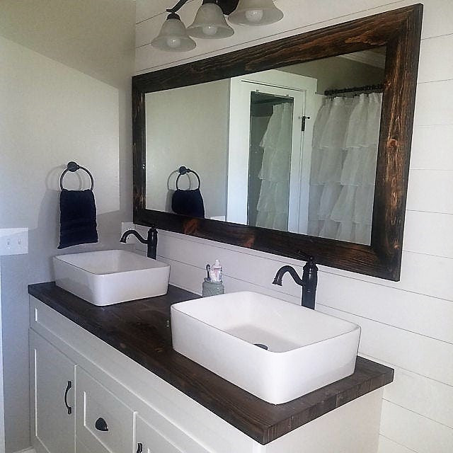 Esempio di una piccola stanza da bagno padronale country con ante bianche, piastrelle bianche, pareti bianche, lavabo rettangolare e top in legno