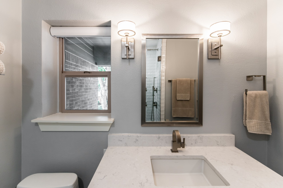 Idée de décoration pour une petite salle de bain minimaliste avec un mur gris, un lavabo encastré, un plan de toilette en quartz modifié, une cabine de douche à porte battante et un plan de toilette blanc.