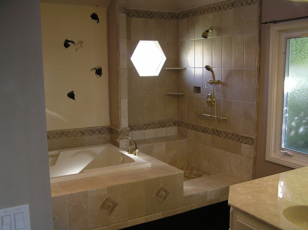 Exemple d'une grande salle de bain principale montagne avec une baignoire posée, une douche d'angle, un carrelage beige, des carreaux de porcelaine et un mur beige.