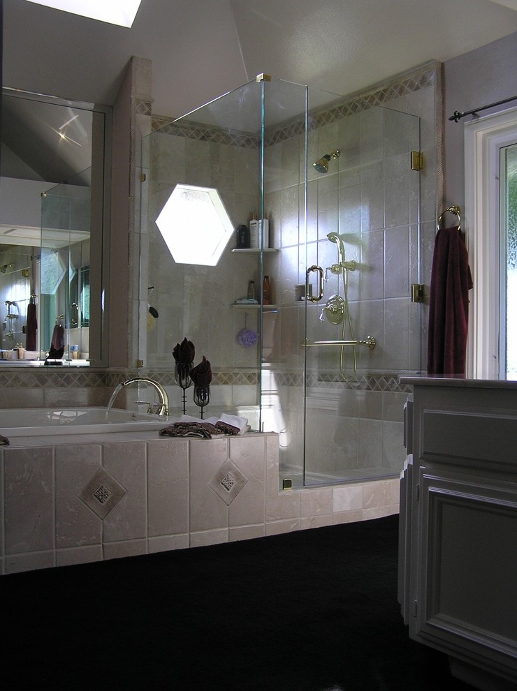 Идея дизайна: большая главная ванная комната в стиле рустика с накладной ванной, угловым душем, бежевой плиткой, керамогранитной плиткой и бежевыми стенами