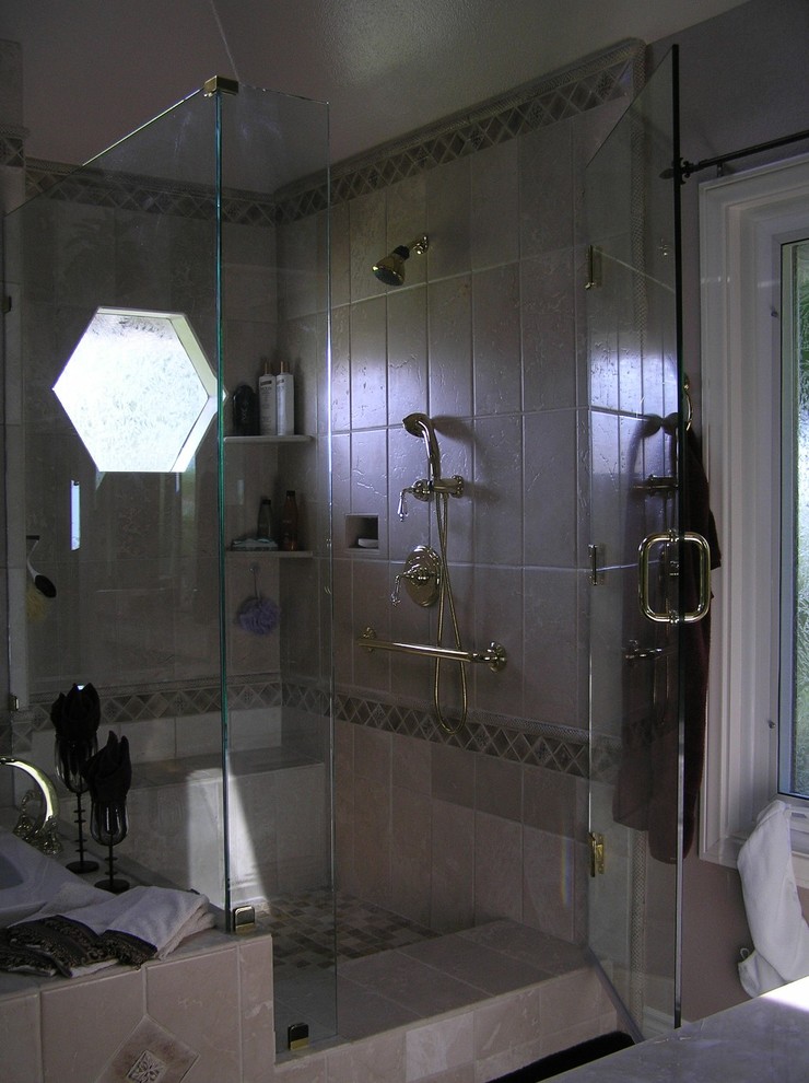 Cette image montre une grande salle de bain principale chalet avec une baignoire posée, une douche d'angle, un carrelage beige, des carreaux de porcelaine et un mur beige.